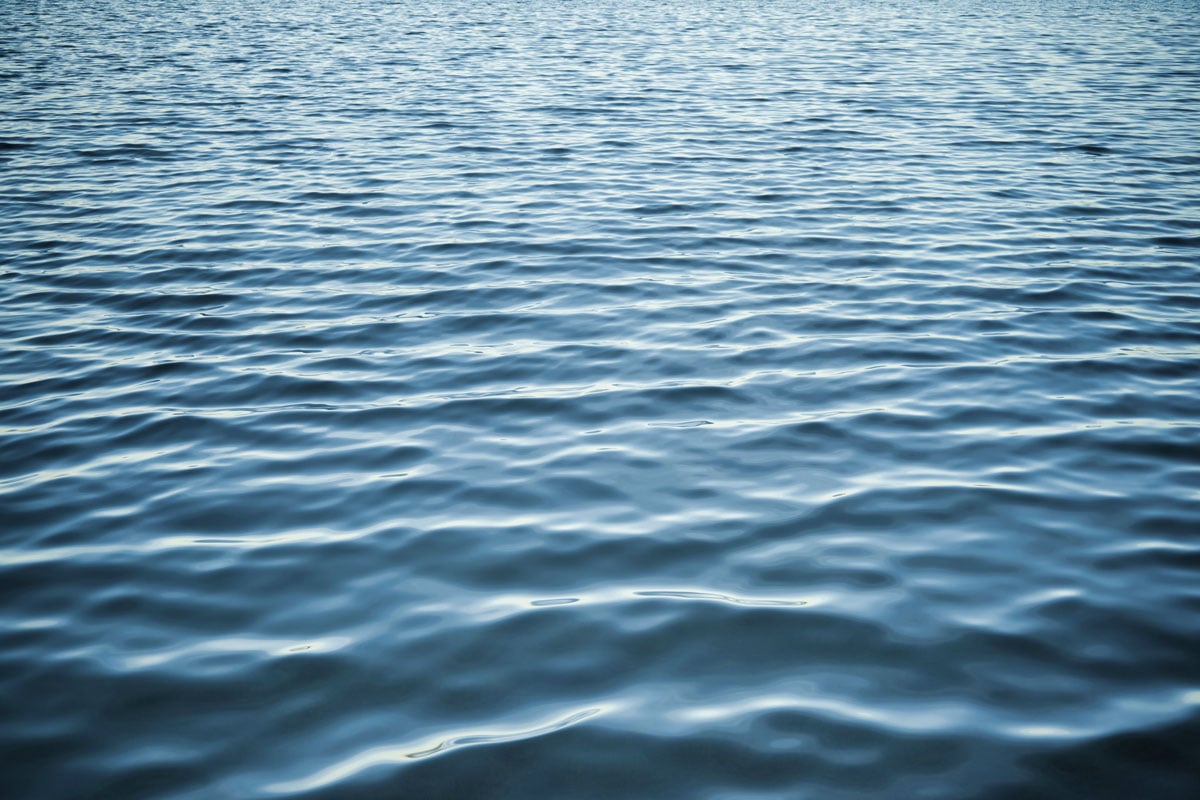 Вода ната. Ровная поверхность воды.